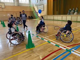 HASスクールで参加者が車椅子バスケットボールをプレーしている様子