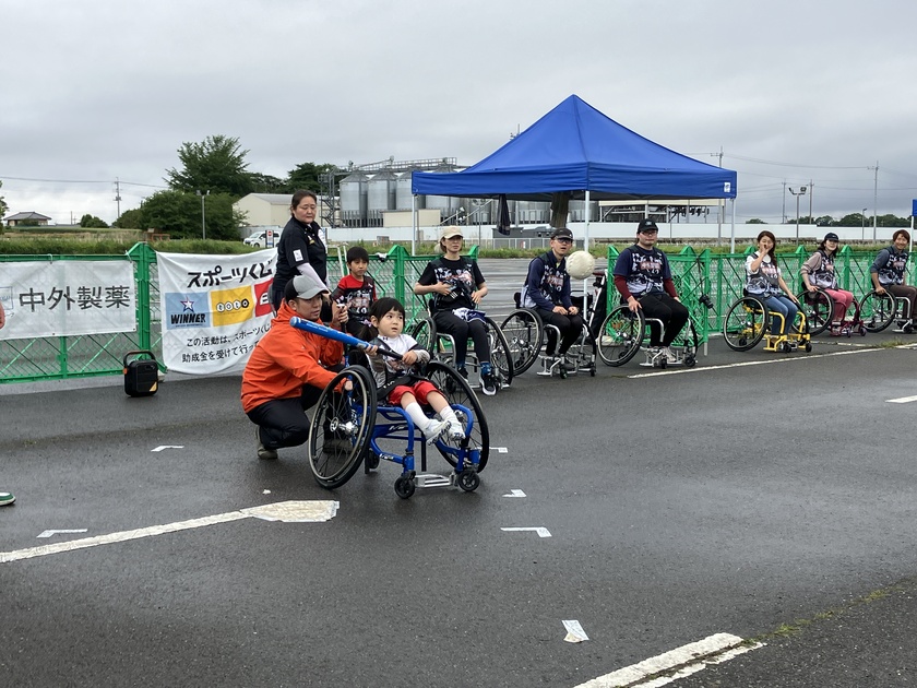 バッターボックスに立つお子さんの様子