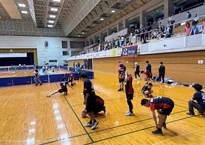 フロアバレーボール大会開始直前の選手たちの練習風景
