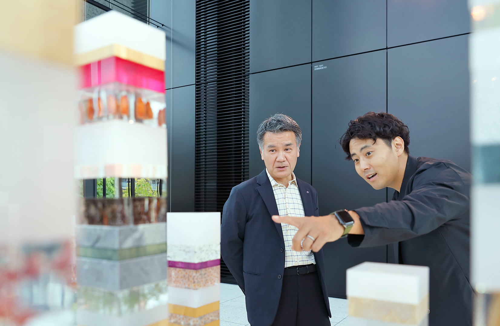 モニュメントと高橋 匠さんと大木 光馬さん