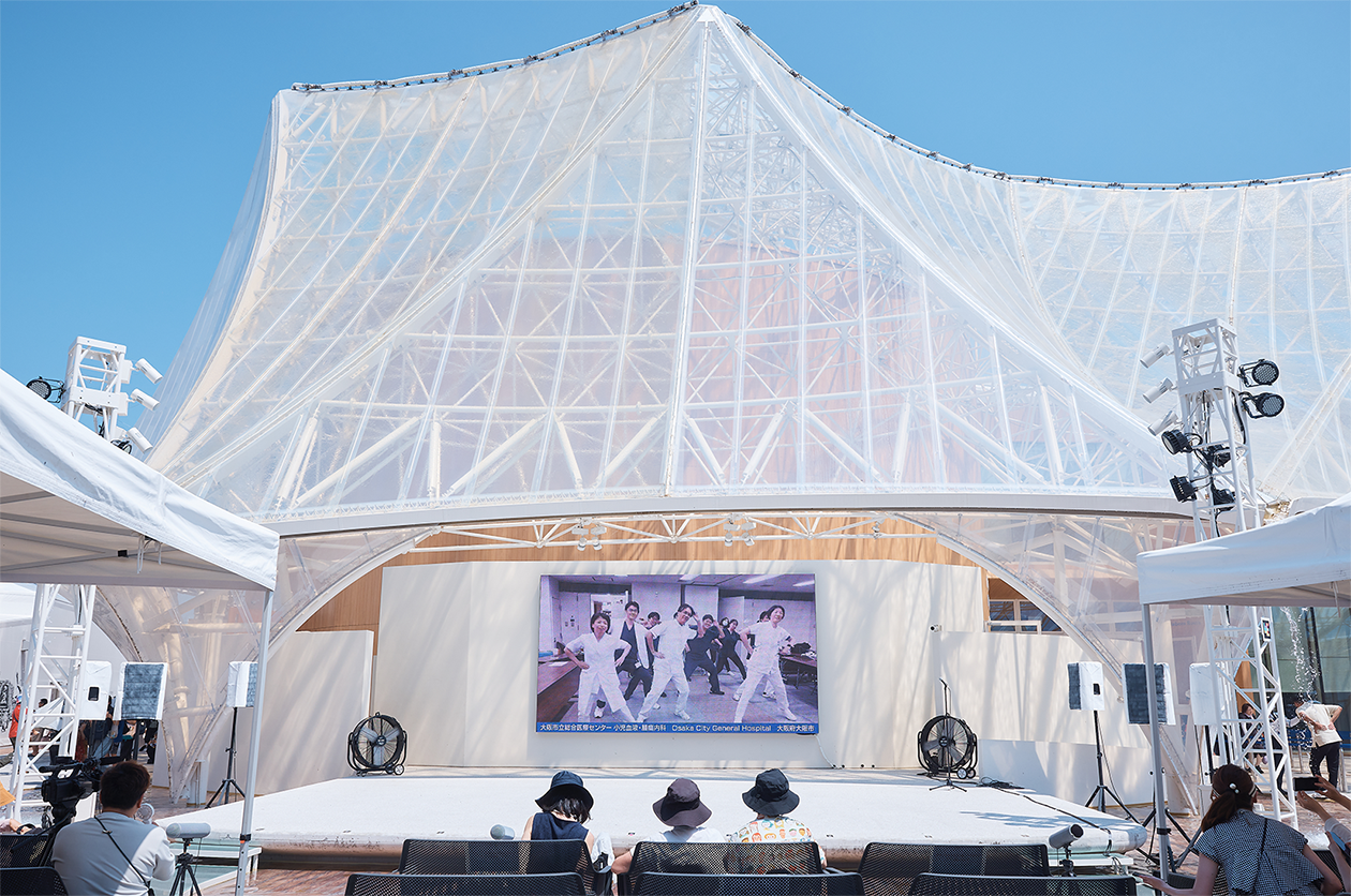 医療関係者の方々が笑顔で踊るダンス動画