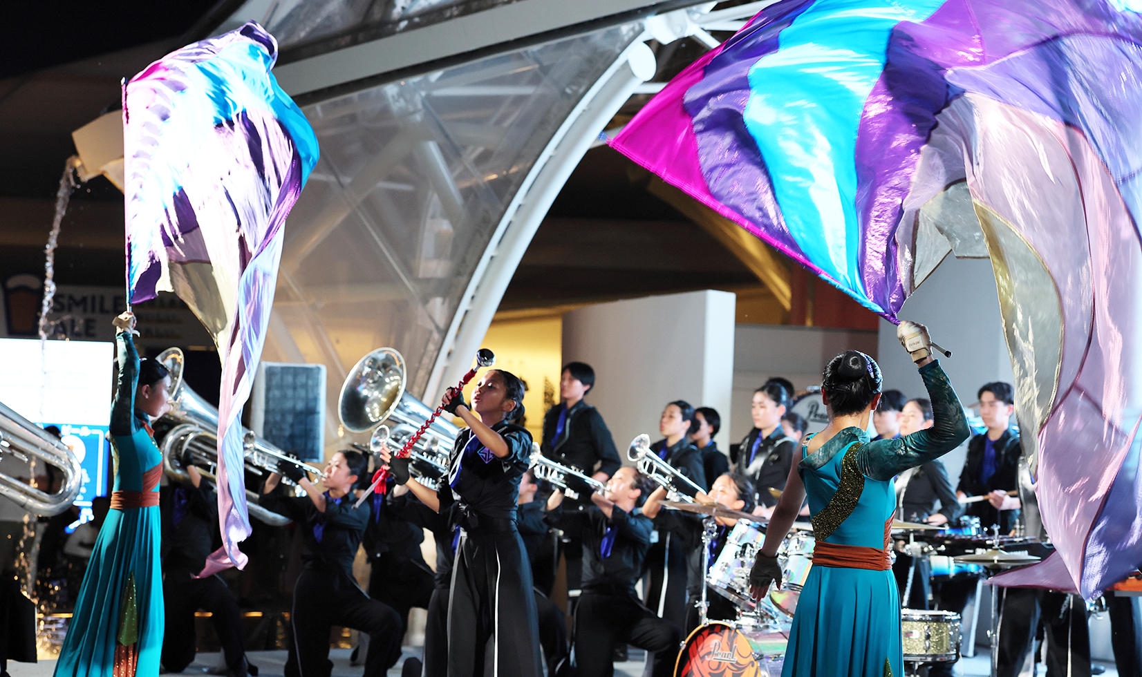四條畷学園高等学校マーチングバンド部の演奏