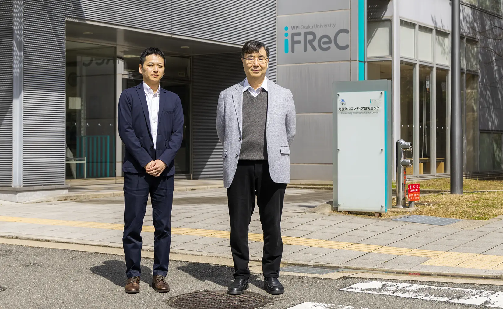 右:大阪大学免疫学フロンティア研究センター(IFReC)特任教授 坂口 志文先生 左:創薬薬理第二研究部 木林 達也