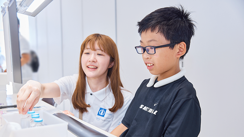 バイアル目視検査を模擬体験