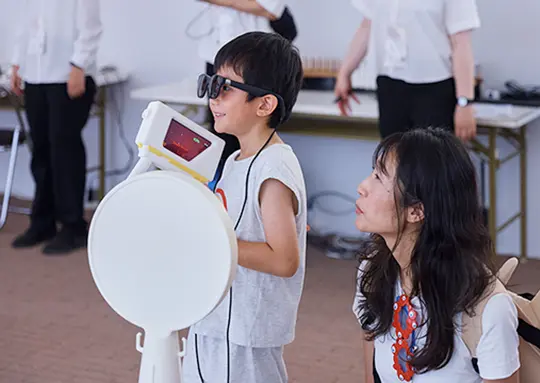 親子でXRシューティングゲーム「イマーシブ・ダイブ~がん細胞を駆逐せよ~」に挑戦