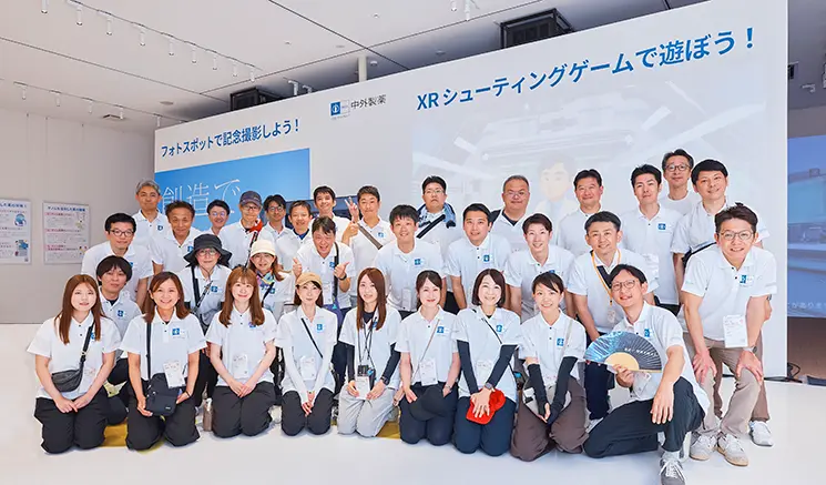 展示の企画や解説を行った中外製薬、中外製薬工業の社員