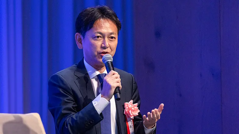 当社メディカルアフェアーズ本部長の西和彦が話している様子