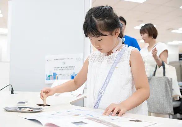 スタンプラリーに参加する子ども