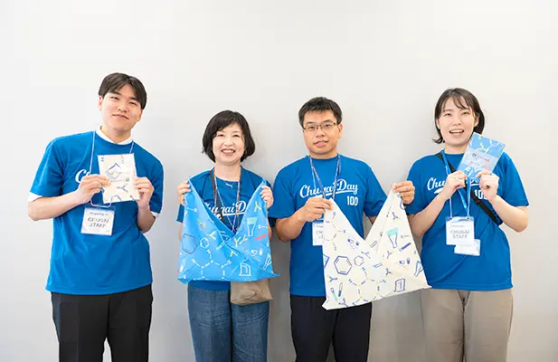 巾着づくりの運営サポートメンバーの写真