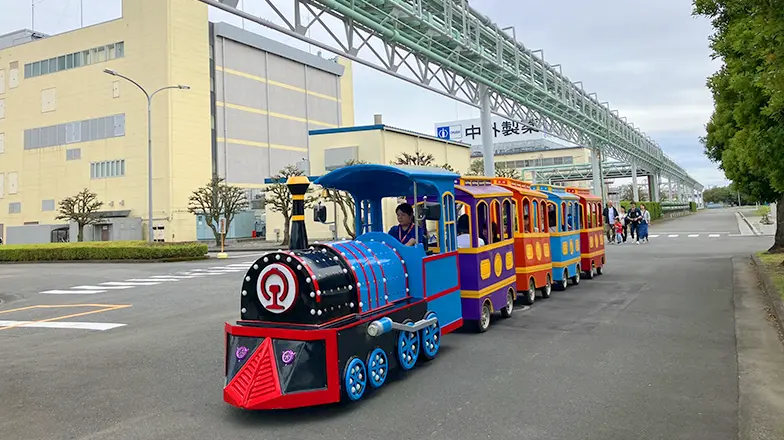 広い敷地内をロードトレインが走行している様子