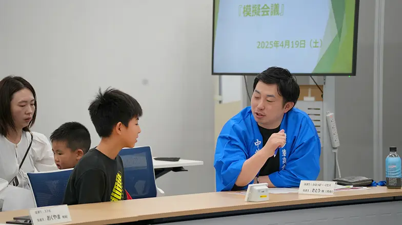 社員による質問に回答しようとしている子どもの様子