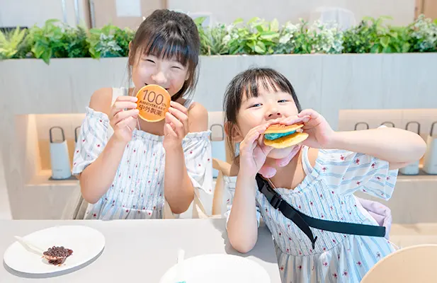 イベントで作ったどら焼きを手に笑顔を見せる子どもたち