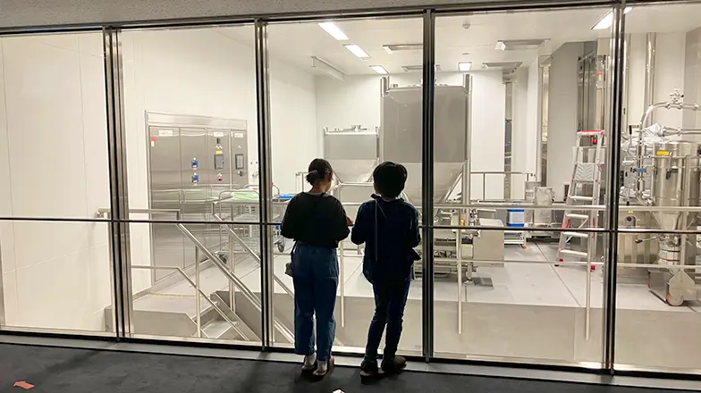 工場見学をしている子供たち