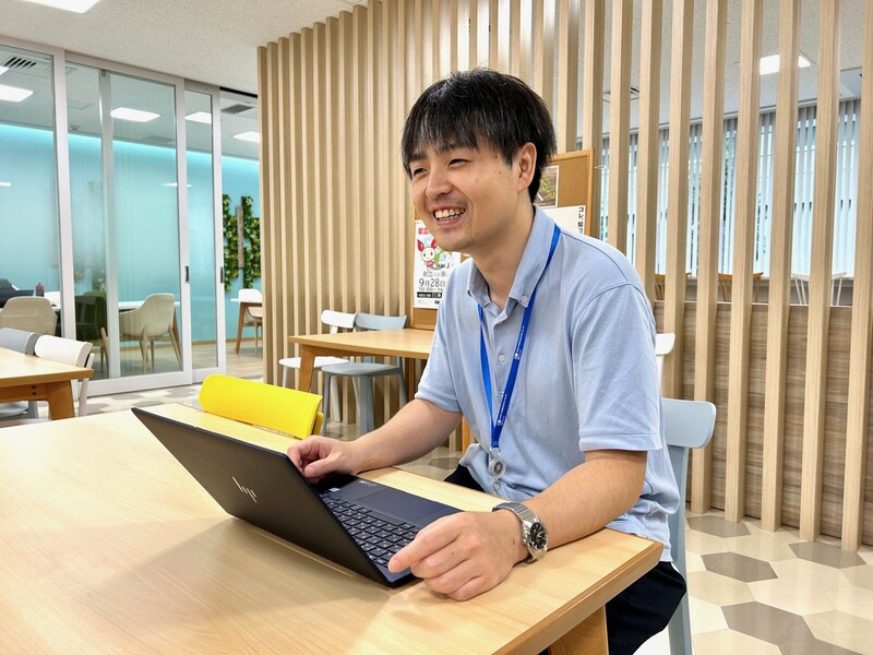 本インタビューに回答する社員