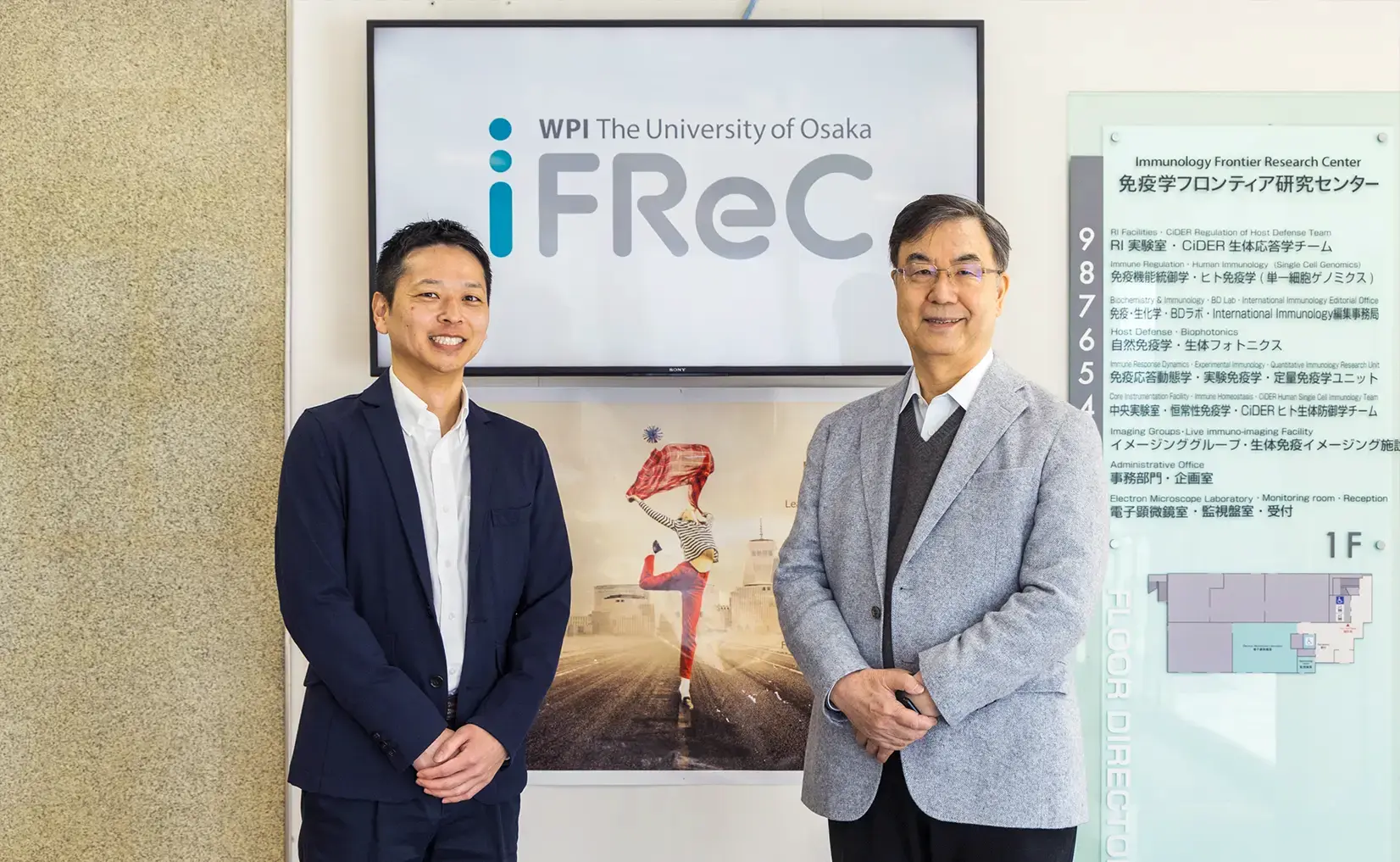 Right: Dr. Shimon Sakaguchi (IFReC,Osaka University) Left: Tatsuya Kibayashi (Chugai Pharmaceutical)