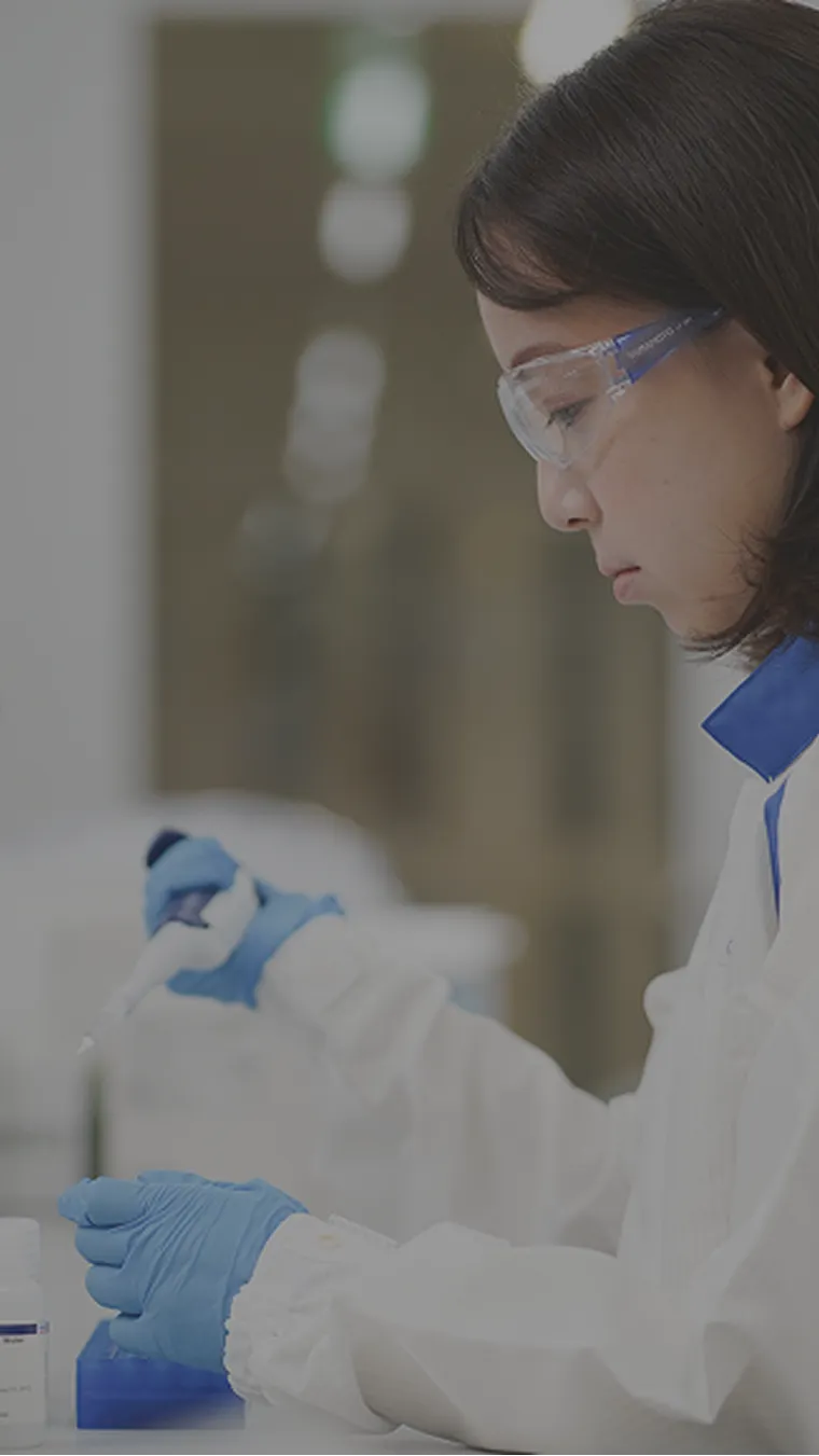 研究開発を行う女性の写真