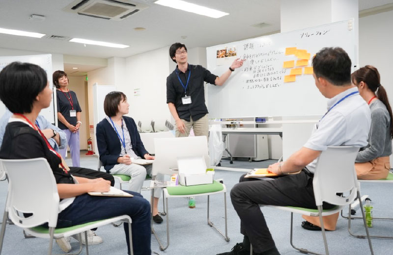 社員と患者さんが一緒にアイデアを出し合い、解決案を考える共創ワークショップの様子
