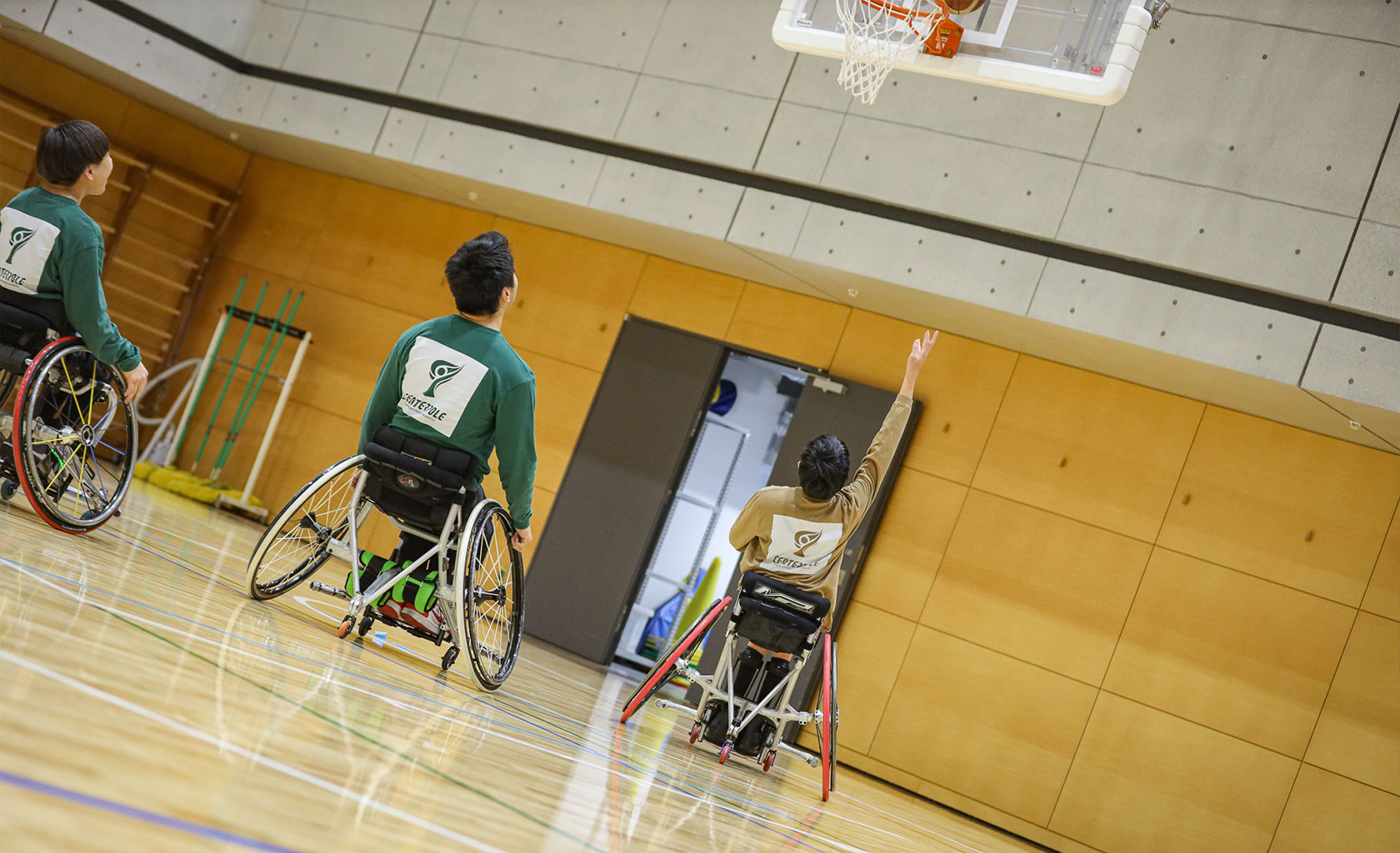 車いすバスケでシュートをしている様子