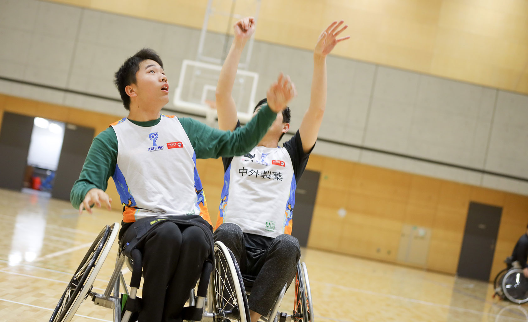 ゴール下でボールを取ろうとしている様子