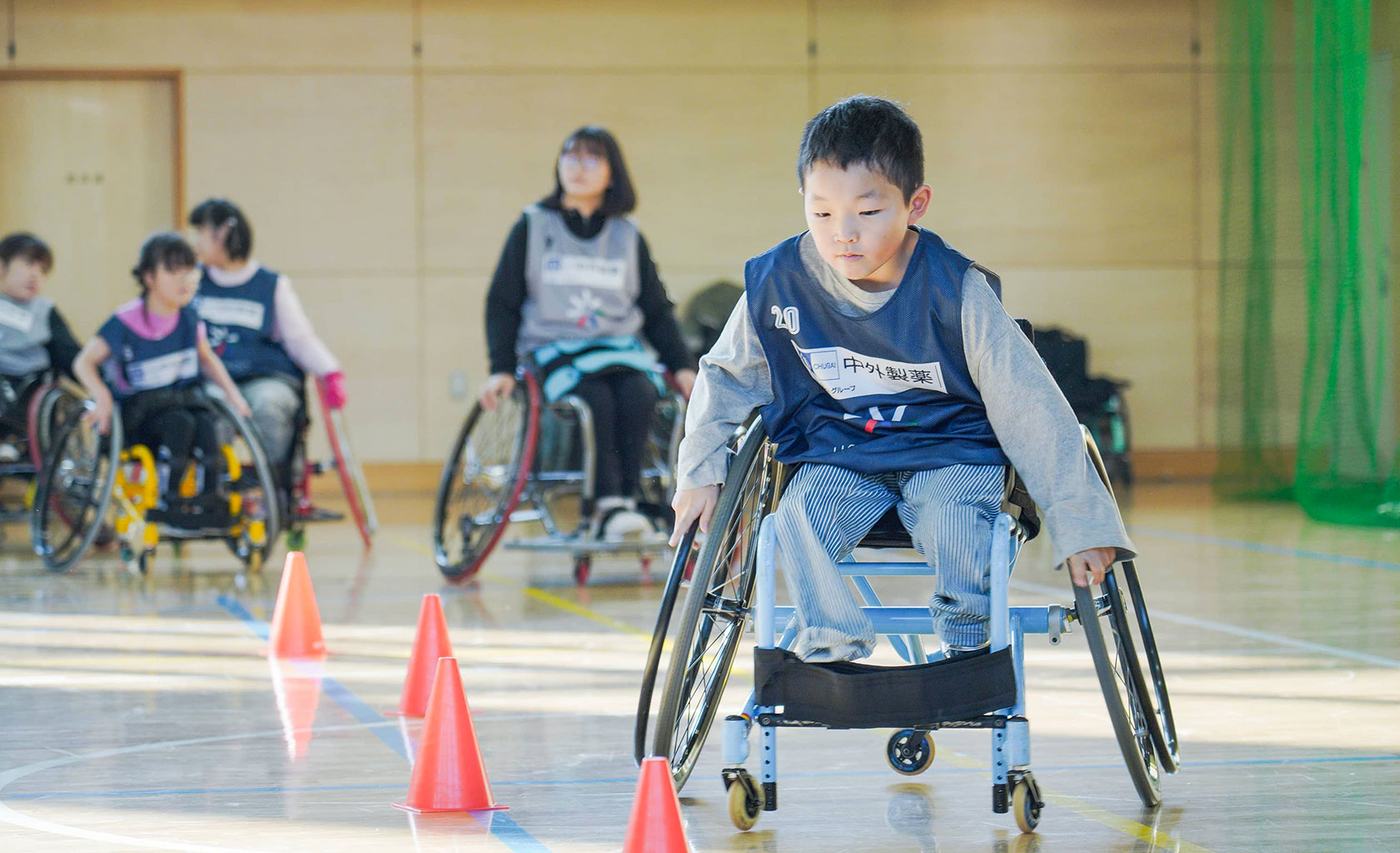 車いすで移動する子どもたち