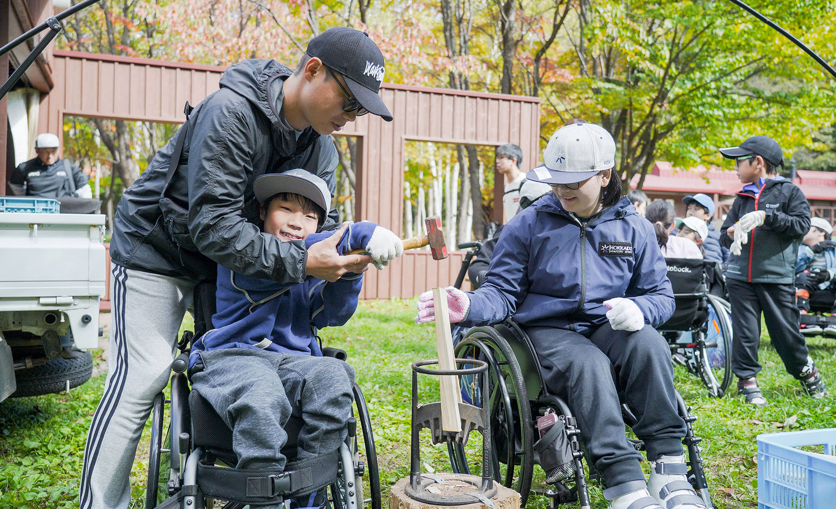 薪割りをする様子