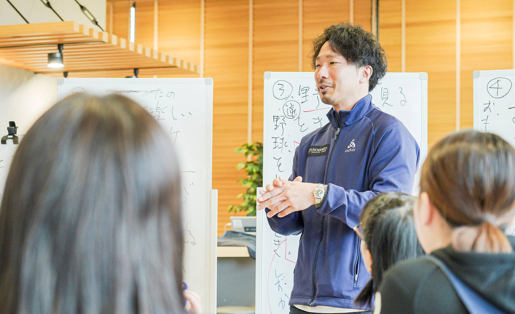 子どもたちの前で話をする齊藤さんの様子