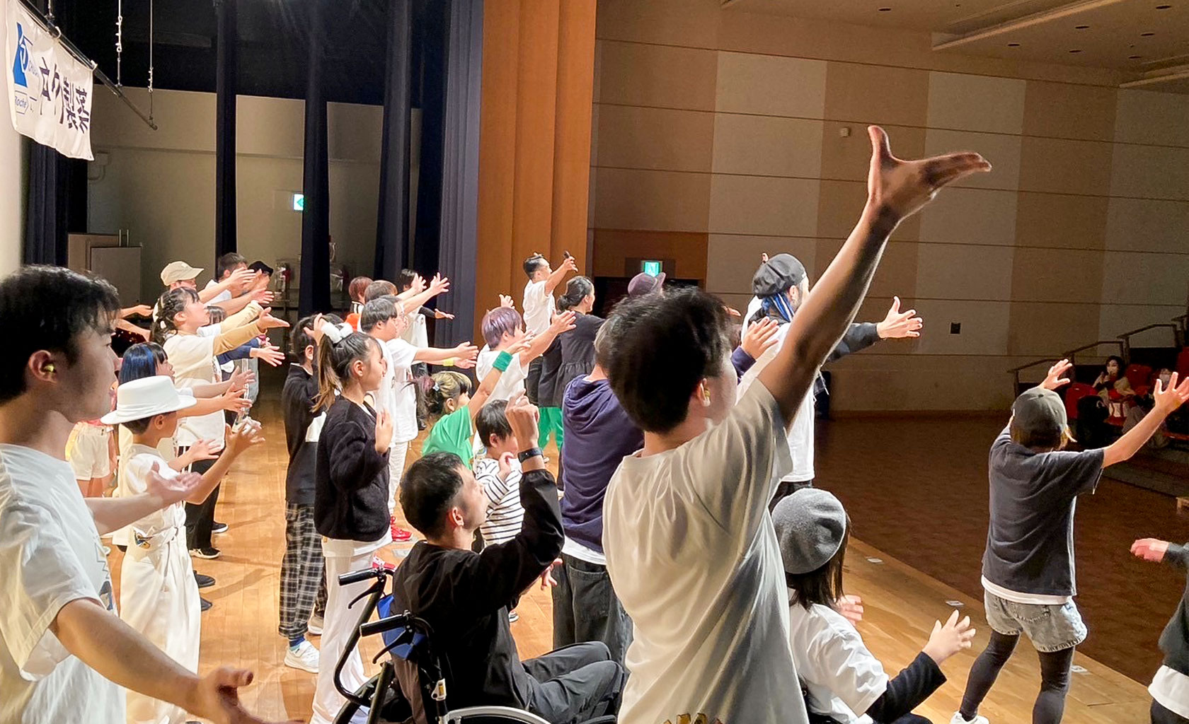 ステージ上でダンスをする様子